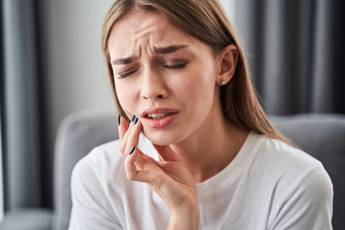 dentist providing emergency treatment for dental injury